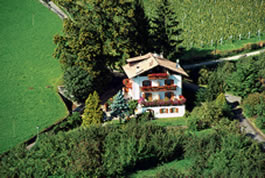 Luftaufnahme Appartements Sonnengarten in Dorf Tirol
