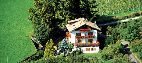 Haus Sonnengarten Dorf Tirol aus der Luft